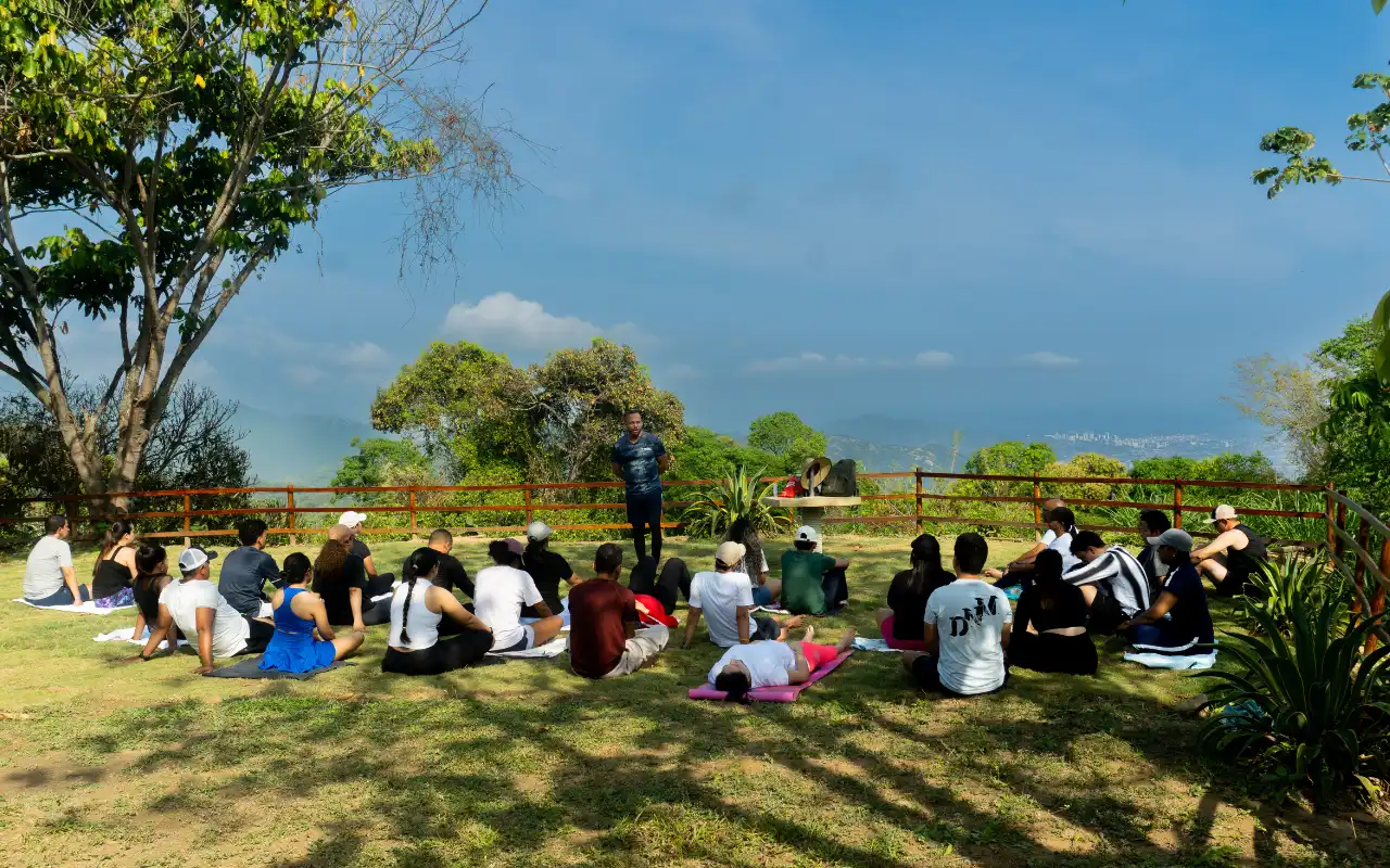 Grupo empresarial en una actividad al aire libre en Santa Marta