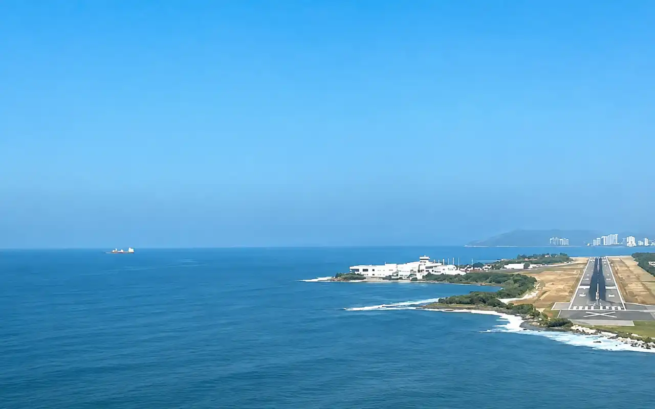 Pista del aeropuerto Simón Bolívar de Santa Marta junto al mar